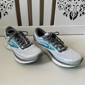 Brooks Woman 8